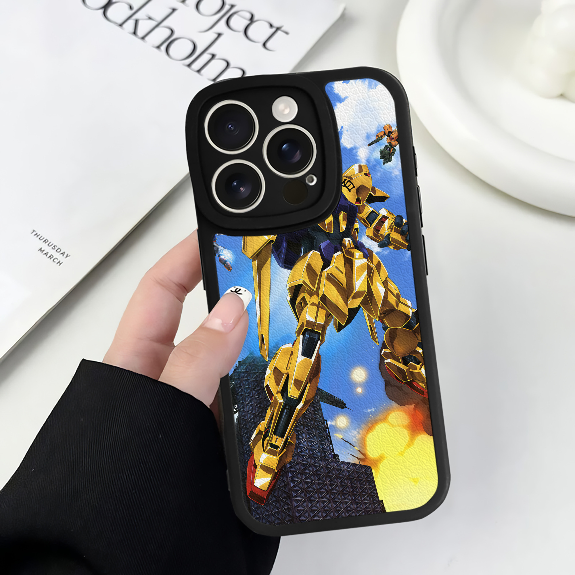 （画像用） 機動戦士ガンダム Mobile Suit Gundam 【iPhone 16シリーズ対応】シリコンスマホケース（レザー調） 材質：シリコン